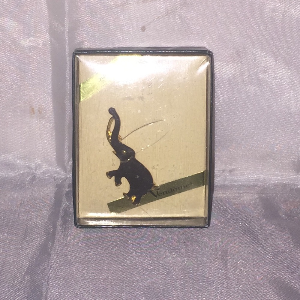 NIB ⭐️ Beautiful ⭐️ Elephant pin ⭐️ gold/black ⭐️
